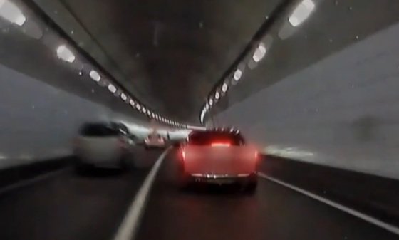 지난 2017년 층남 공주의 국도에서 BMW 4대에 타고 난폭운전을 하던 운전자들이 터널 안에서 급제동하는 모습.  [사진 충남경찰청]