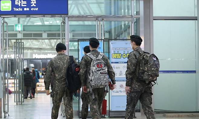 서울역 대합실에서 휴가를 나온 군인들이 열차에 탑승하기 위해 이동하고 있는 모습. 연합뉴스