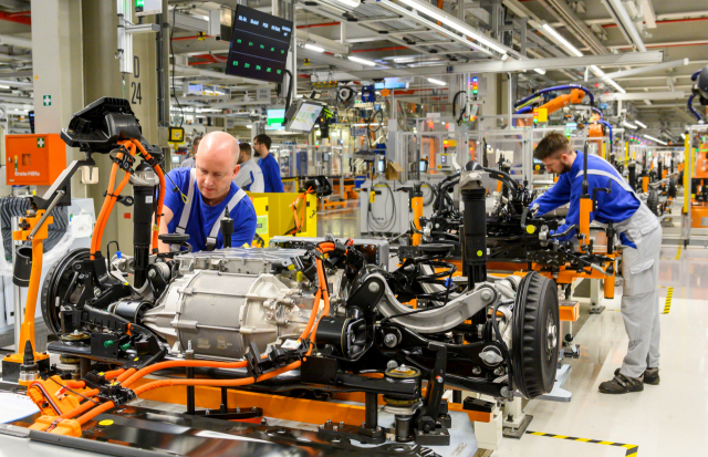 독일에 위치한 폭스바겐 공장에서 전기차 생산이 이뤄지고 있는 모습./로이터연합뉴스