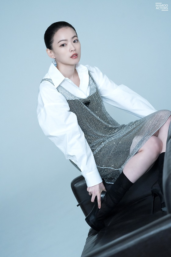 On the 10th, the agency Tree Ectus unveiled Chun Woo-Hees pictorial behind-the-scenes SteelSeries.Chun Woo-Hee in SteelSeries showed the face of the cloth again, perfecting the opposite concept.First of all, I can see the image of Chun Woo-Hee, which is bright like Spring.In the meantime, I have shown endless charm spectrum through various pictures, but this time it is like a goddess of spring, and it created another legend picture.In the subsequent SteelSeries, Chun Woo-Hee showed a 180-degree change: the innocence was briefly dropped and heavily armed with urban chic.In the understated styling and simple background, it emits a unique presence, and it also creates a scene-like atmosphere in the movie with a delicate expressive acting and pose.On the other hand, Chun Woo-Hee has completely digested the usual youth Sohee in the movie Rain and Your Story, which is currently being praised, and gave sympathy and comfort to the audience.