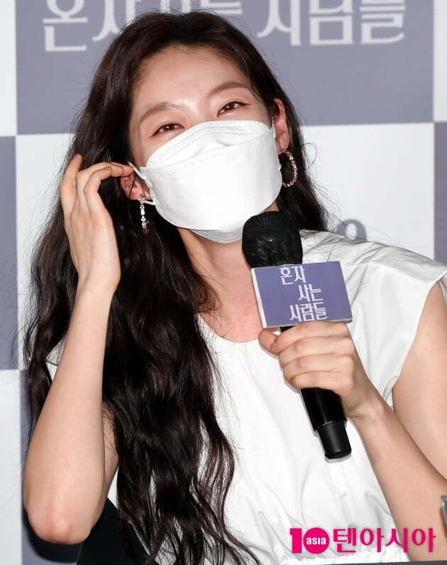 Beu Gong Seung-yeon attends a press preview of the movie Alone Livers at the entrance of Lotte Cinema Counter in Jayang-dong, Seoul on the afternoon of the 11th.People living in Alone is a story about people who have loneliness.Gong Seung-yeon, Seo Hyun-woo, and Jung Da-eun will appear on the 19th.a fairy tale that children and adults hear togetherstar behind photo & videoat the same time as the latest issue