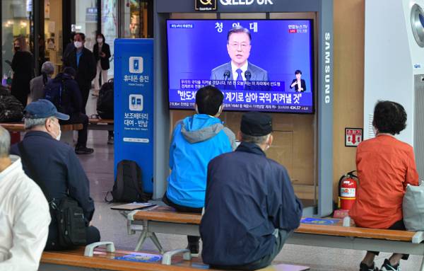 시민들이 서울 중구 서울역 대합실에 마련된 TV를 통해 문재인 대통령의 취임 4주년 특별연설을 시청하고 있다. 이한결 기자