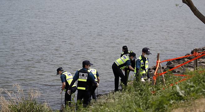 - 11일 오후 서울 서초구 반포한강공원 수상택시 승강장 인근에서 경찰이 고(故) 손정민씨 친구의 휴대폰 수색 작업을 하고 있다. 실종 사건의 중요한 단서가 될 수 있는 친구 A씨의 휴대전화는 ‘아이폰8 스페이스그레이’ 기종인 것으로 전해진다. 2021.5.11 뉴스1
