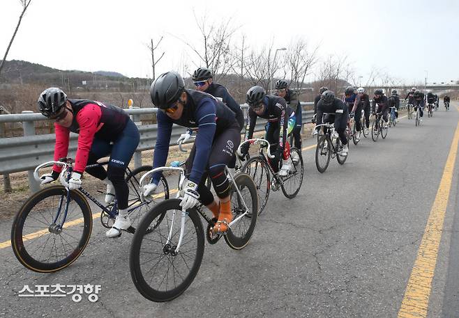김포팀 선수들이 경인 아라뱃길에서 도로 훈련을 하고 있다. 사진 맨 앞줄 오른쪽에 보이는 선수가 25기 이재림 선수다.
