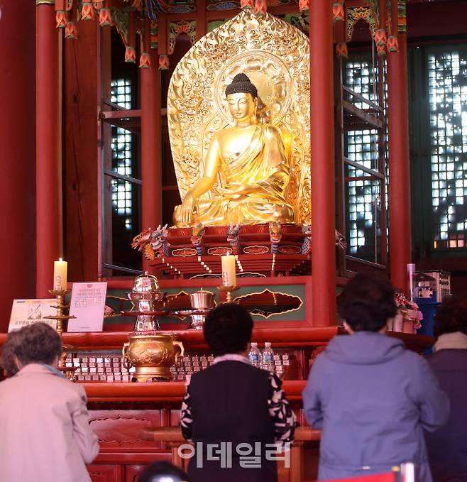 [이데일리 방인권 기자] 부처님오신날을 일주일 여 앞둔 지난 11일 서울 종로구 조계사에서 불자들이 기도를 드리고 있다.