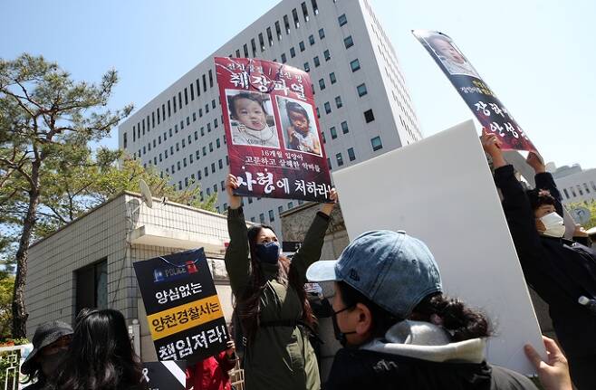 12일 경북 경찰서에 따르면 정인이 양모는 자신의 옥중편지를 공개한 유튜버를 경찰에 고소했다. 사진은 지난달 정인이 사건 결심공판이 열린 서울 양천구 남부지법 앞. /사진=뉴스1