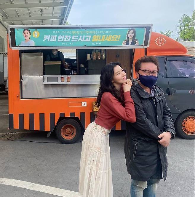 Actor Yoon Se-ah thanked Kim Na-un.On May 12, Yoon Se-ah said to his instagram, Wearing Esselia Cocka and our Burial at sea Nowon Station director and Americano woo-woo!Thank you!! And posted a picture.In the open photo, Yoon Se-ah poses affectionately with director Kim Nohon Station, who directed the TVN new drama The Road: Tragedy of 1.The pure and clean and elegant beauty of the Yoon Se-ah catches the eye.The netizens who watched the photos responded that they were too pretty, attractive hit, drama expectation and daily picture.Yoon Se-ah, who made his debut in 2005 as a movie Blood Nu was loved by pure and clean beauty and stable acting ability.On the other hand, last year, Yoon Se-ah played the role of Lee Yeon-jae in TVN Secret Forest 2.