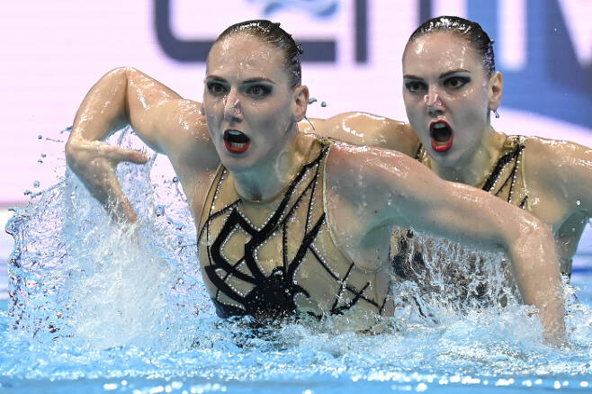 러시아의 Svetlana Romashina (앞쪽)와  Svetlana Kolesnichenko가 11일(현지시간) 열린 유럽 수영 선수권(헝가리 부다페스트) 아티스틱 스위밍 듀엣 프리 루틴 예선에서 연기를 펼치고 있다. AP|연합뉴스