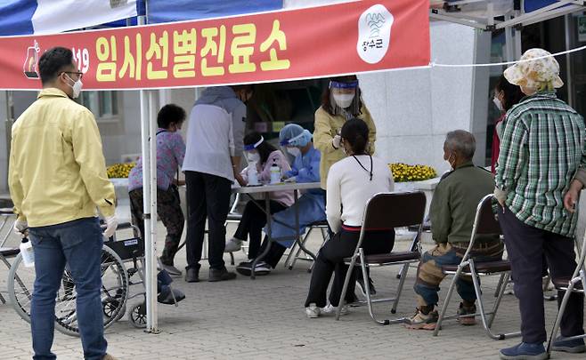 전북 장수군 군민들이 12일 계남문예복지회관 선별진료소에서 코로나19 검사를 받고 있다. 연합뉴스