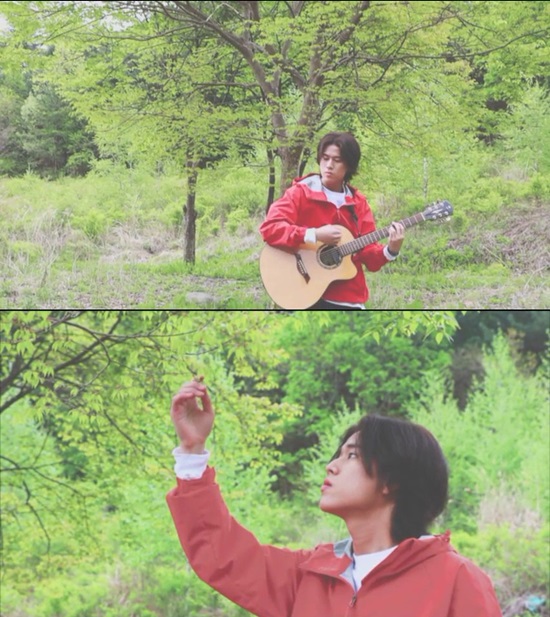 Lee Mu-Jins moving cover, which has been a singer for 63 in Singing Again, is a hot topic.Lee Mu-Jins agency Showplay Entertainment released Lee Mu-Jins new song Signal light moving cover on the official SNS on the 11th.Lee Mu-Jin in the public image is playing guitar in the green forest, revealing a unique refreshing beauty.Lee Mu-Jin, who announced his comeback on the 4th, added a lot of teaser contents such as teaser image and concept photo to the comeback.This moving cover creates an atmosphere similar to the teaser image shot with the film camera, and it caught the eye with vintage color.In particular, Lee Mu-Jin ran toward the camera with a playful appearance and stimulated fanfare.In addition, this moving cover is Lee Mu-Jin wearing red clothes in green nature, adding to the curiosity about the new song released on the 14th, reminiscent of the new song title Signal light.Signal light is a soundtrack that will be released for the first time since the appearance of Singer Gain and a new song released in about three years after Walking released in 2018. It is expected to be a gift-like song for fans who have been waiting for Lee Mu-Jins new song, which has been reborn as a famous singer in unknown singer.Lee Mu-Jin has released a part of his new song Signal light through JTBC Celebrity Singer.At that time, the judges such as Yoo Hee-yeol and Lee Hae-ri were impressed by the broadcast, raising expectations for formal soundtrack.In particular, Lee Mu-Jin has received a hot response with his own song Task Song released through SNS recently.The task song, which is a witty and honest statement to the professor who gives a lot of tasks, received enthusiastic sympathy from the public and collected topics.Meanwhile, Lee Mu-Jin will release a new song Signal light at 6 pm on the 14th.Photo: Showplay Entertainment