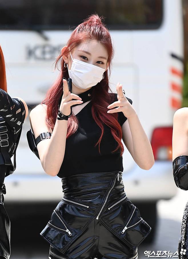 Group ITZY (ITZY) Chaeryeong, who attended KBS radio Jung Eunjis Song Plaza held at Seoul Yeuido-dong KBS on the afternoon of the 12th, poses on his way to work.
