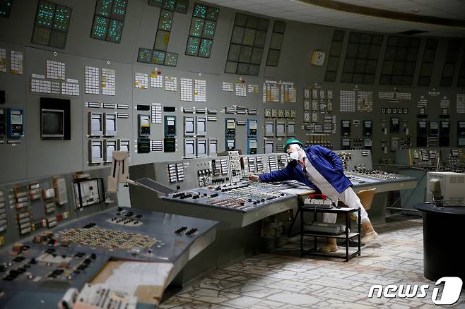 체르노빌 원자력발전소의 한 원자로 통제 센터에서 직원이 근무하고 있다. © 로이터=뉴스1