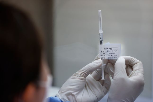 지난 3일 오전 서울 용산구 예방접종센터에서 의료진이 백신 분주작업을 하고 있다. ⓒ데일리안 류영주 기자