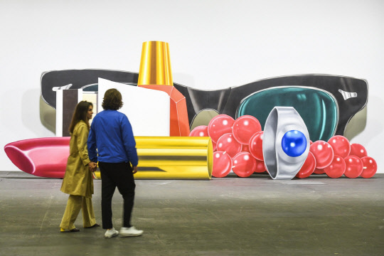 팝 아티스트 톰 베젤만의 작품을 살펴보는 관람객 홍콩관광청 제공 연합뉴스
