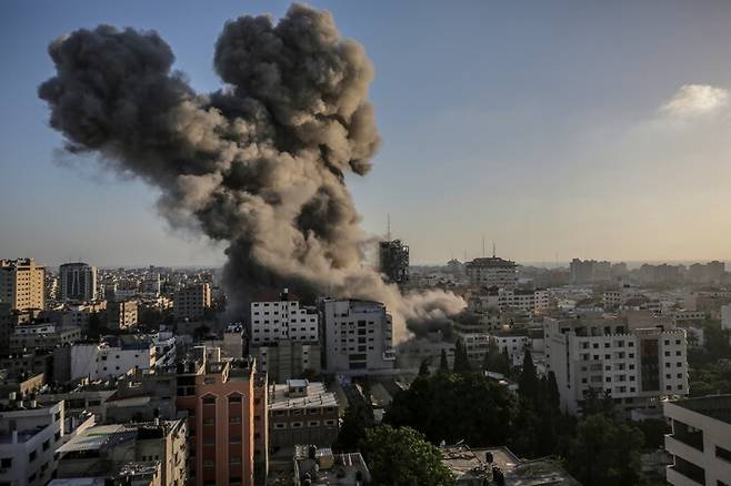 이스라엘군의 공습이 이어진 12일 가자 지구에서 연기가 피어오르고 있다. 가자 지구/EPA 연합뉴스