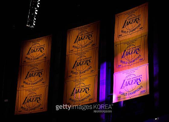 13일(한국시간) 공개된 LA 레이커스의 2019~20시즌 우승 배너. 사진=게티이미지