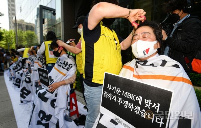 홈플러스 여성노동자들이 13일 서울 종로구 MBK파트너스 본사 앞에서 집단삭발 기자회견을 진행하고 있다.