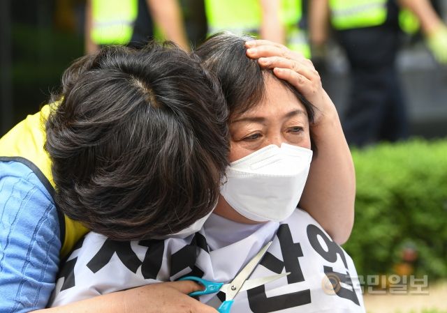 홈플러스 여성노동자들이 13일 서울 종로구 MBK파트너스 본사 앞에서 집단삭발 기자회견을 진행하고 있다.