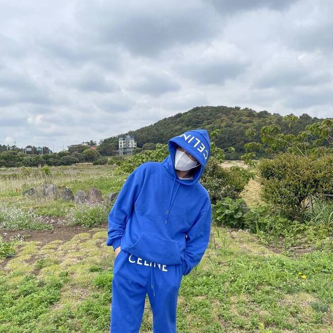 Actor Siwan has reported on the latest.Siwan posted a picture on May 13th on his personal Instagram without any comment.Siwan in the photo poses chic in a blue tracksuit set, with a warm visual that wont be covered even with a hoodie hat on a mask thrilling her.Especially, it is a perfect digestion of intense blue tracksuit.The netizens who saw this responded such as cute, blue king and cute is grand in heart.Meanwhile, Siwan played the role of a steamer in JTBC Drama Runon which recently ended.