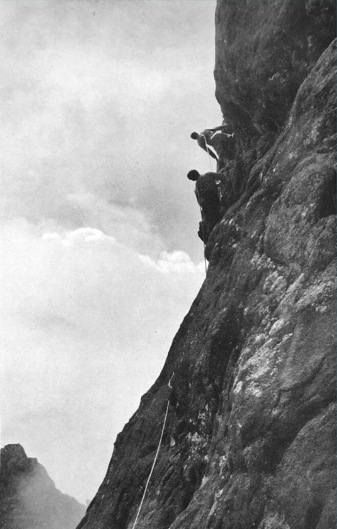 집선봉 C2봉을 등반하는 이즈미 세이치(사진 위쪽 선등하고 있는 사람)