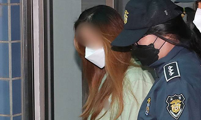 지난 11일 대구지방법원 김천지원에서 열린 경북 구미 3세 여아 사망사건 2차 공판을 마친 '친모' A씨(49)가 호송차로 향하고 있다. A씨는 이날 공판에서 유전자 감식 결과를 처음으로 인정했다. 뉴스1