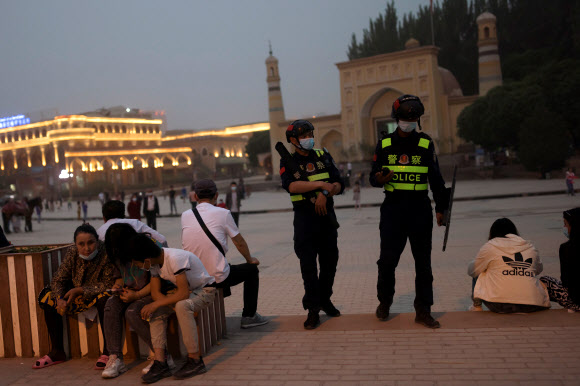 중국 경찰이 지난 3일 신장 위구르 자치구의 이슬람 사원 앞에서 광장을 순찰하고 있다. 연합뉴스