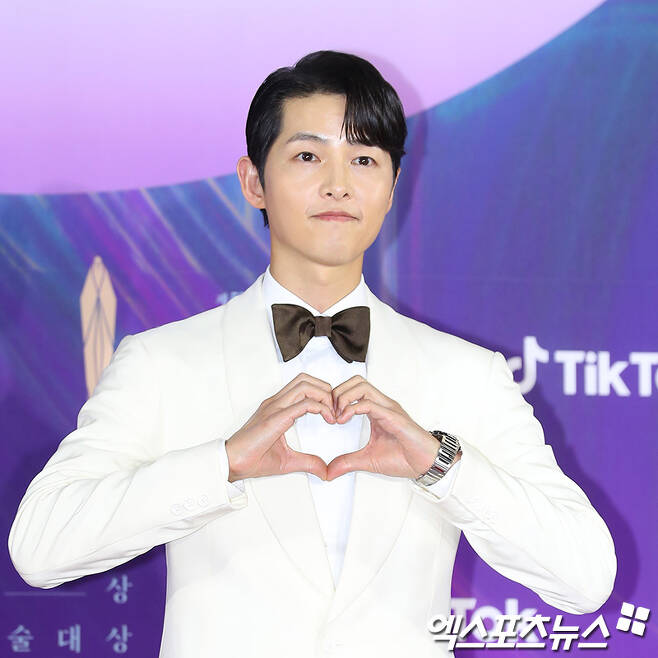 Actor Song Joong-ki, who attended the red carpet event of the 57th Baeksang Arts Award for Best TV Drama held in KINTEX, Ilsan, Goyang, Gyeonggi Province on the afternoon of the 13th, has photo time.2021 The Baeksang Arts Award for Best TV Drama will be held in the aftermath of Corona 19 last year.
