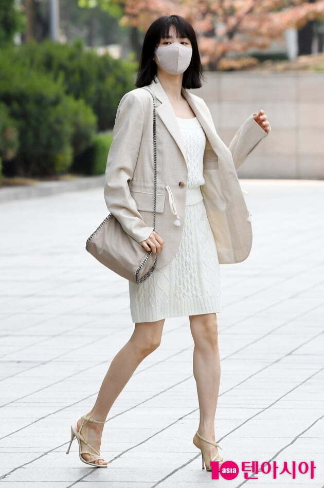 Actor Park Ha-sun poses on the way to work at Park Ha-suns Cine Town on SBS in Mokdong, Seoul on the morning of the 14th.