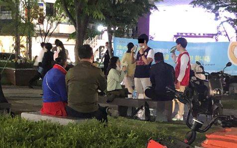 술집을 포함한 음식점 영업 시간이 지난 22일 오후 10시20분 서울 마포구 경의선숲길공원에서 시민들이 삼삼오오 모여 술을 마시고 있다.