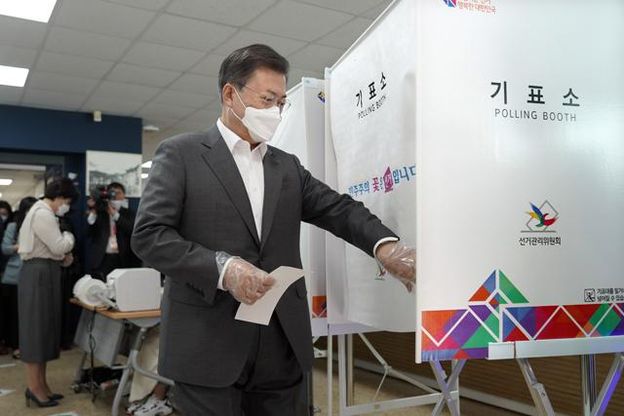 문재인 대통령이 지난 2일 오전 서울 종로구 삼청동 주민센터에 마련된 2021재·보궐선거 사전투표소에서 본인확인을 마치고 기표소로 들어가고 있다.