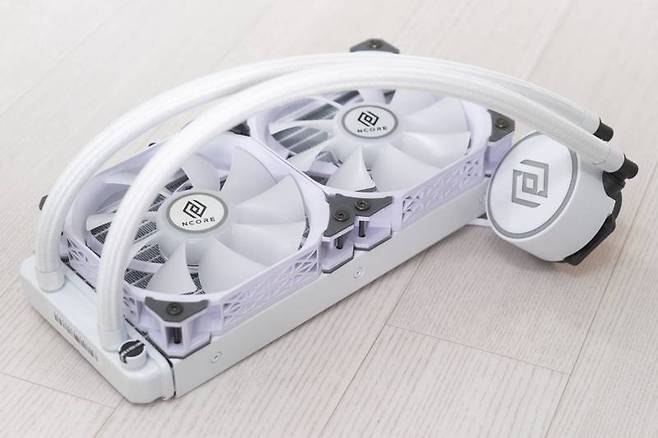 워터 블록을 CPU와 연결한 다음, 블록과 라디에이터 내부의 냉각수가 순환하며 발열을 해소한다. 출처=IT동아