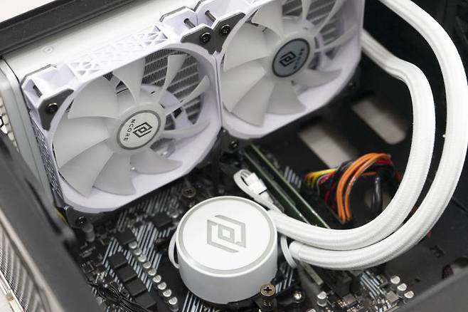 앱코 엔코어 L240 RGB를 PC와 연결한 예시. 출처=IT동아