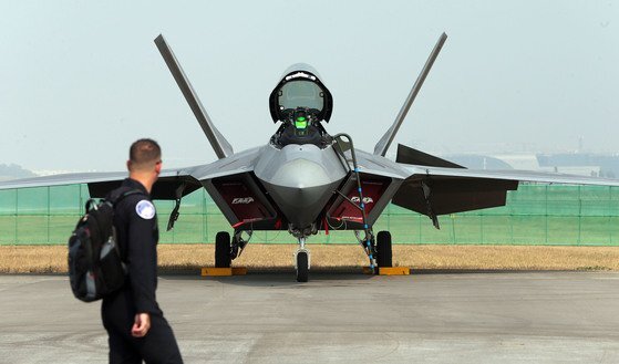 F-22 '랩터' 스텔스 전투기는 각종 에어쇼에서 큰 주목을 받았다. 사진은 지난 2015년 서울 국제 항공우주 및 방위산업 전시회(ADEX 2015) 당시 시범비행을 위해 대기 중인 F-22. [중앙포토]