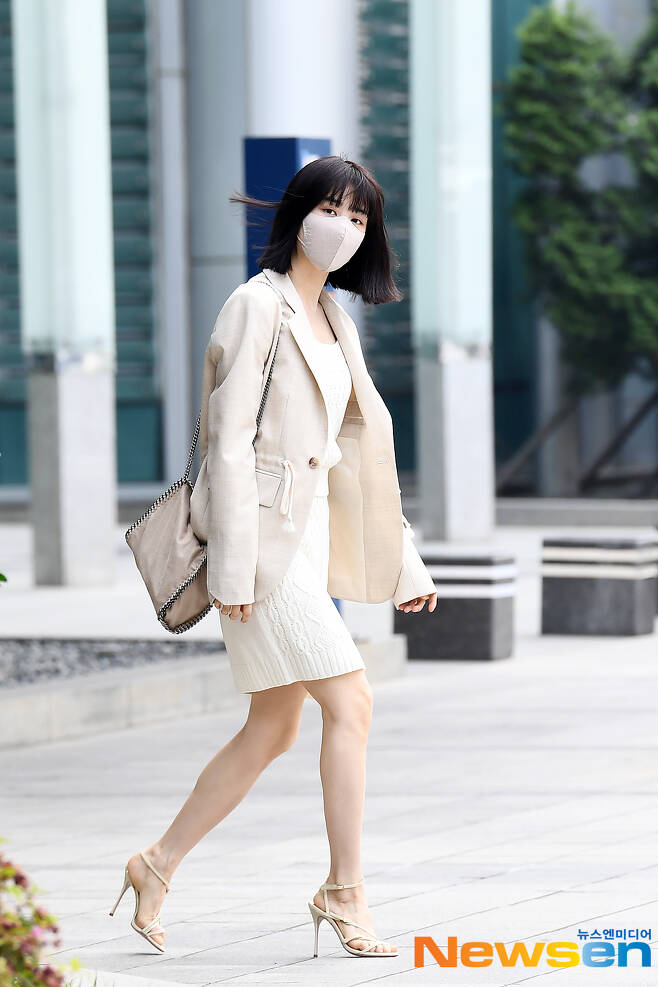 Actor Park Ha-sun is entering the broadcasting station to attend the SBS Power FM Cinetown of Park Ha-sun radio schedule held in SBS Mokdong, Seoul Yangcheon District on May 14th.