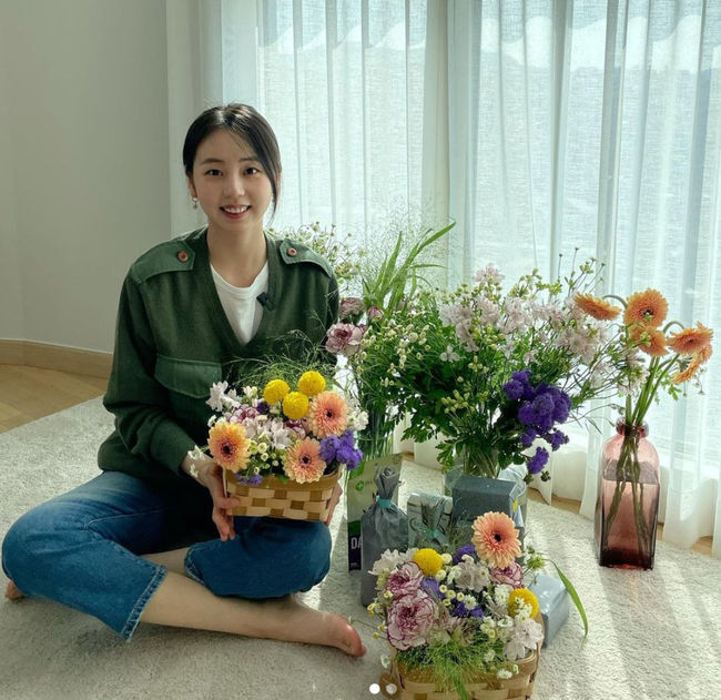 Sohee, from Wonder Girls, has released daily photos.On the 14th, Sohee captured Eye-catching by conveying his daily life through his Instagram.In the open photo, Sohee sat next to a flower basket made to present to his family and laughed brightly and stared at the camera.Sohee laughed, leaving a message saying, I made it.Earlier, Sohee released a video of making gifts for his family through his YouTube channel.On the other hand, Sohee has recently appeared in Tube of TVN single-act drama Drama Stage 2021 and is actively communicating with fans by showing various contents through YouTube channel.