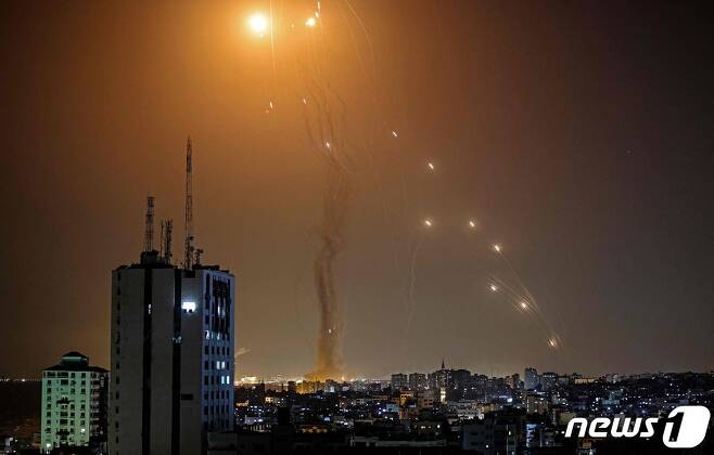 11일(현지시간) 팔레스타인 자치 지역인 가자지구 상공에서 무장 정파 하마스가 쏜 로켓포를 이스라엘 방공시스템 아이언돔의 미사일이 요격을 하고 있다. © AFP=뉴스1 © News1 우동명 기자
