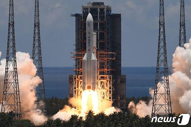 중국 화성탐사선 톈원1호를 실은 우주발사처 창정5호가 하이난성 원창 우주발사센터에서 이륙하고 있다. © AFP=뉴스1