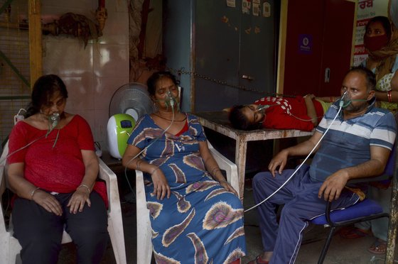 인도 뉴델리에서 코로나19 감염자들이 의료용 산소 치료를 받고 있다. 인도에선 병상과 의료용 산소 부족으로 코로나19 환자들이 어려움을 겪고 있다[AP=연합뉴스]