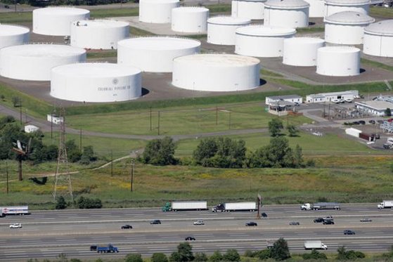 미국 뉴저지주 린든에 위치한 콜로니얼 파이프라인의 석유 저장시설. 시설 앞 미국 95번 고속도로에서 차량들이 지나가고 있다. [AP=연합뉴스]
