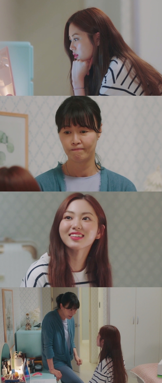 Jin Hee-kyung sent a suspicious look at Kwon Eunbin.On May 16 (Tomorrow), the Sunday 9pm Drama home drama How do you know (directed by Lee Chae-seung / playwright Baek Ji-hyun, Oh Eun-ji/produced Song A-ri Media) will be broadcast on TV CHOSUN. Kwon Eunbin (played by Sung-Hee) will be the secret shooter on Jin Hee-kyungs sudden room Raid Were on a mission.Earlier, Sung Ha-neul (Kwon Eunbin) contacted the Adoptee Support Center and it was revealed that she was not the biological child of Sung Dong-il and Jin Hee-kyung.Nevertheless, the love of the two people who raised the castle sky with great care was conveyed and made the house theater cluttered.In the meantime, the image of the anxious sky was revealed. The sky is immersed in the notebook, raising questions about what is in the screen.Not only that, but then Jin Hee-kyung suddenly opened the door and smiled an awkward smile as if embarrassed.Jin Hee-kyung doesnt get suspicious eyes at the look of her stunned daughter.In addition, Jin Hee-kyung is staring straight into the eyes of the castle with a worried expression, so I am looking forward to seeing what kind of conversation the two will have.What will be the object that brought the depth of the castle sky, and Jin Hee-kyung is curious about whether he can find out the privacy of his daughter hidden in his laptop.This weeks broadcast will feature an episode in which misunderstandings arise due to the lack of family communication, said the production team of How do you know.In addition, each character draws a way to break through the conflict situation pleasantly, so I hope you will feel the meaning of communication and the importance of dialogue. On the other hand, Sunday 9pm Drama How do you know, which is broadcasted on TV CHOSUN on the 16th, will change the broadcasting time from last week and will be able to meet every Sunday 9pm Drama at 11:50 am every week