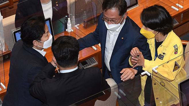 13일 국회 본회의에서 김부겸 국무총리 후보자 임명동의안 표결을 앞두고 더불어민주당 문정복 의원(왼쪽)이 정의당 배진교 원내대표의 의사진행발언에 대해 항의하자 정의당 류호정 의원(오른쪽)이 문 의원에게 맞대응하고 있다.