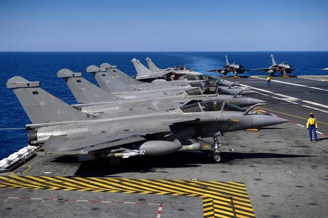 프랑스 해군 항공대 소속 라팔 M 전투기들이 핵항모 샤를 드골호 갑판에서 대기하고 있다. 세계일보 자료사진