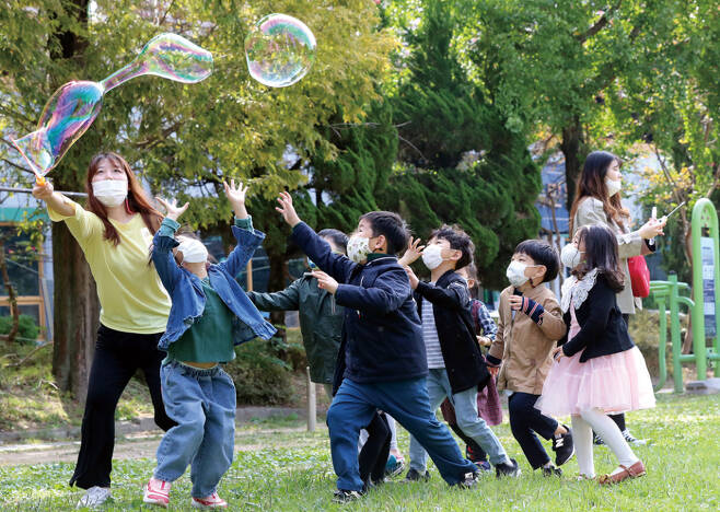 사회적 거리 두기가 하향 조정된 2020년 10월12일 광주 북구의 한 공원에서 북구청어린이집 원생들이 보육교사와 함께 바깥에 나와 비눗방울을 터트리며 즐거운 시간을 보내고 있다.ⓒ연합뉴스