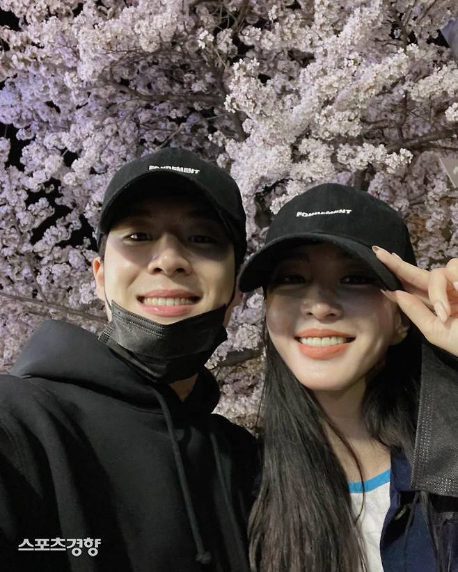 공개 열애를 선언한 한예슬이 연인 류성재와 데이트 모습을 공개하며 감사 인사를 전했다. 인스타그램 캡처