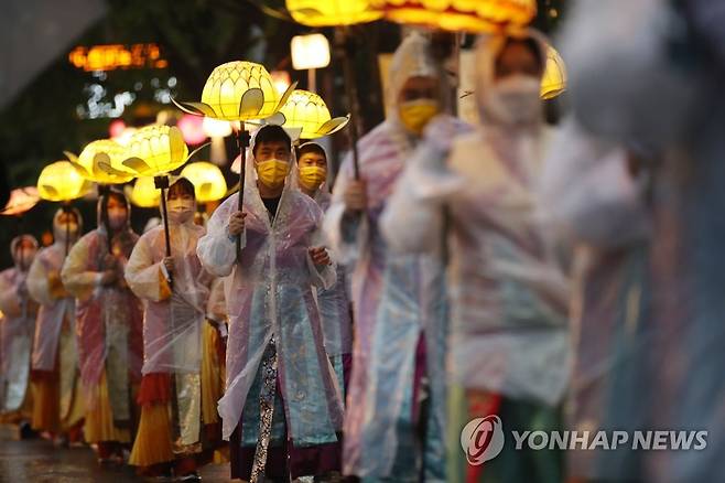 아름다운 연등 행렬 (서울=연합뉴스) 박동주 기자 = 부처님오신날을 앞둔 15일 서울 조계사 인근 도로에서 연등 행렬이 이어지고 있다. 2021.5.15 pdj6635@yna.co.kr