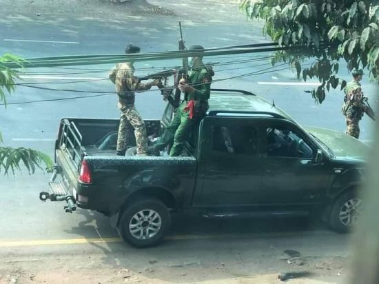 차량에 기관총을 장착한 미얀마 군인들. [사진=미얀마 나우 캡처] [이미지출처=연합뉴스]