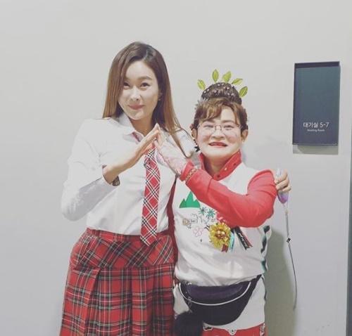 ..The second aunt Kim Dabi and CharkCelebratory photo by Broadcaster Hyun Young in Knowing Broshas released the book.On the afternoon of the 15th, Hyun Young posted a hashtag and a photo on his instagram called #Hyun Young # Dayly # Dailygram # Kim Shin-Young # Men on a Mission.Have you had a good time with Bouquet Beyume, built by Aunt Darby? Have a good weekend and the chick high kick is on the air now, he said.Inside the picture is a picture of Hyun Young with his second aunt Kim Dabi.In uniform, Hyun Young boasted beauty while the years were long gone with a still-pretty.Meanwhile, in JTBC entertainment program Knowing Bros, which was broadcast on the afternoon of the same day, Hyun Young, Ayumi and Lee Soo-young appeared.