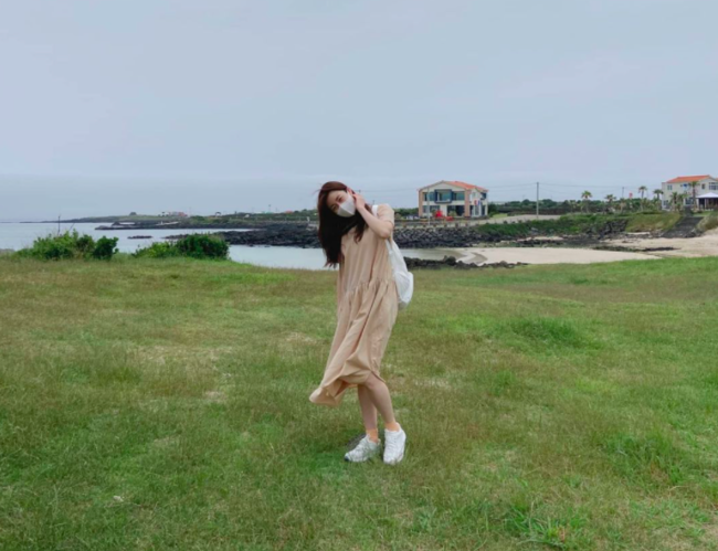 Actor Kang So-ra has reminisced about her daily life with past photos.Kang So-ra posted several photos on his instagram on the afternoon of the 16th and wrote, Remember: Last Summer. Summer is coming.A photo she uploaded on the day shows Kang So-ra posing on a beach in Jeju Island.The photos alone make you feel excited and joyful.Meanwhile, Kang So-ra, who marriages with the general public in August last year, gave birth to her first daughter in April this year, eight months after marriage.Kang So-ra SNS