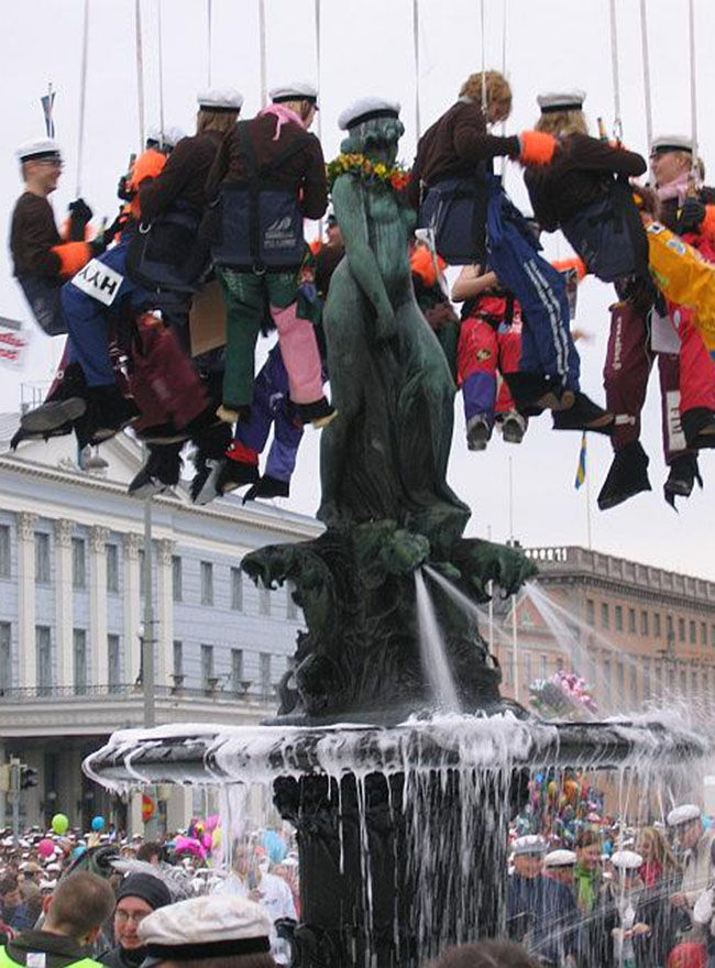 (코로나 이전) 학생 대표들이 하늘에서 내려오는 특별한 방식으로 하비스아만다 동상에 모자를 씌우는 모습. (사진은 wikimedia)