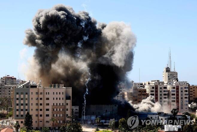 이스라엘군, 가자지구 내 외신 입주 건물 폭격 [AFP=연합뉴스]